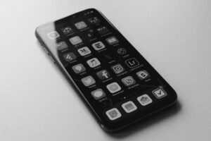 Imagem mostra um smartphone com alguns exemplos dos melhores aplicativos para substituir o whatsapp messenger